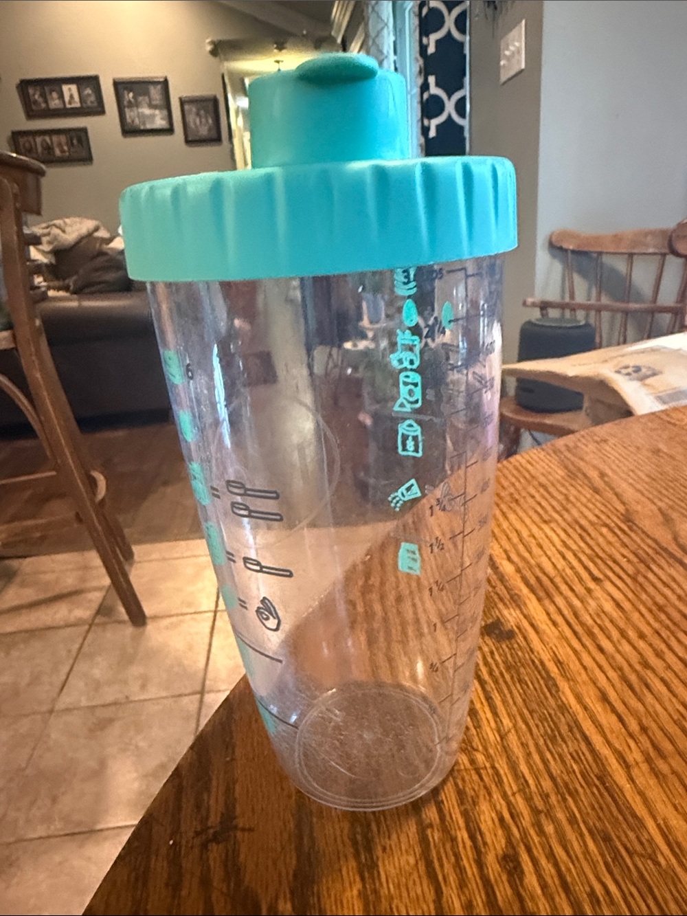 Pampered Chef Clear Mixing Pitcher with Teal Lid